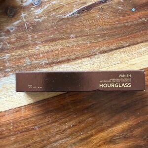 Hourglass Vanish Airbrush Concealer